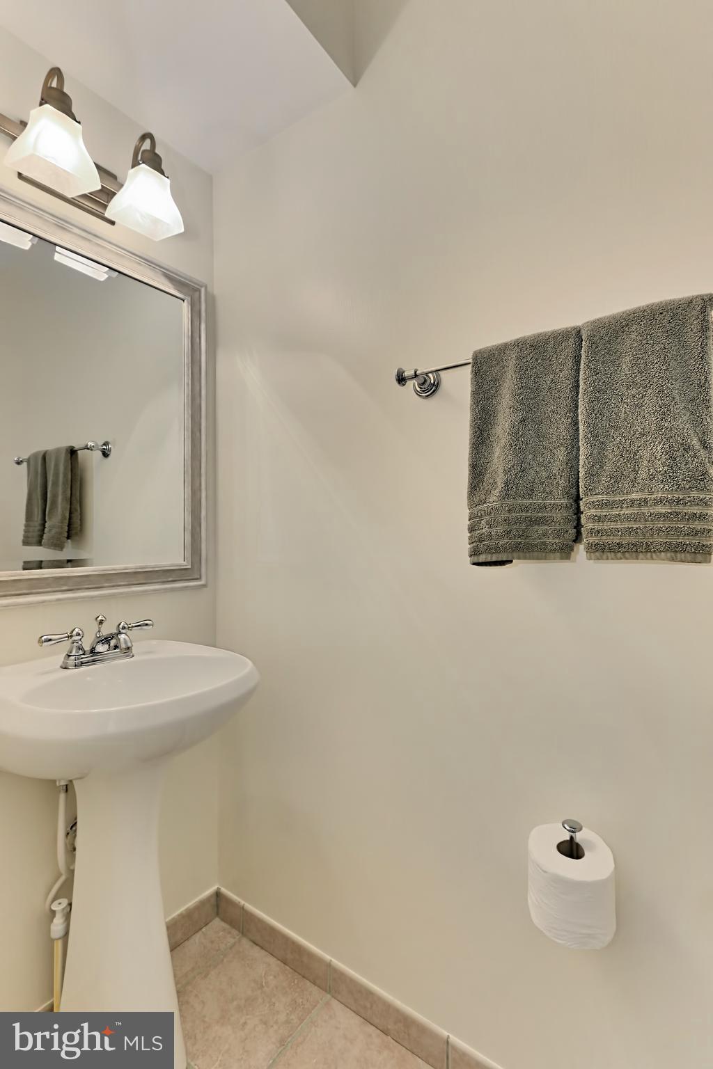 5630 Ridge View Drive Alexandria, VA 22310 - Photo 18 of 41 Powder Room/Half Bath