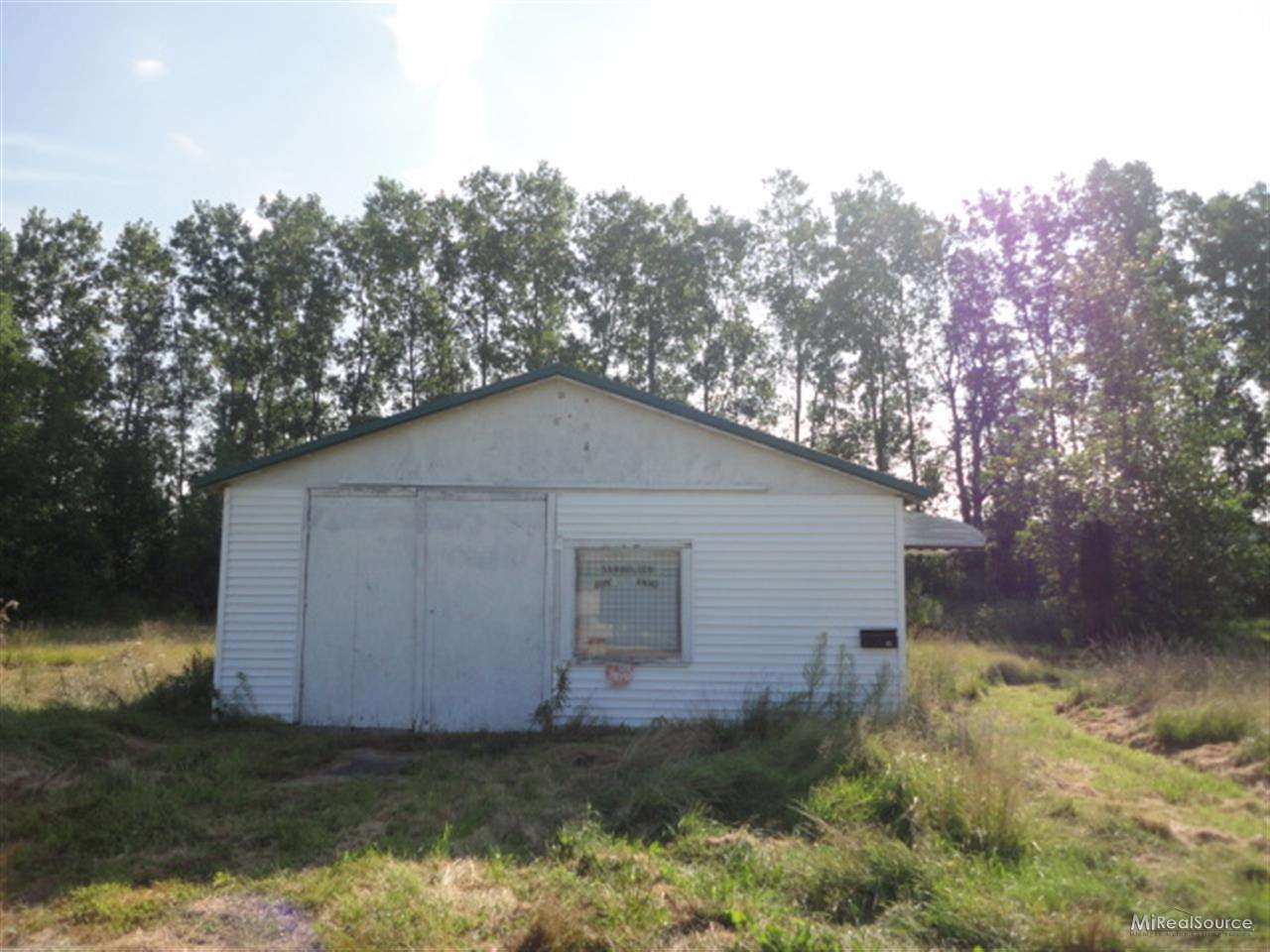 6356 Black River Road Croswell, MI 48422 - Photo 4 of 22 31162683-3.JPG