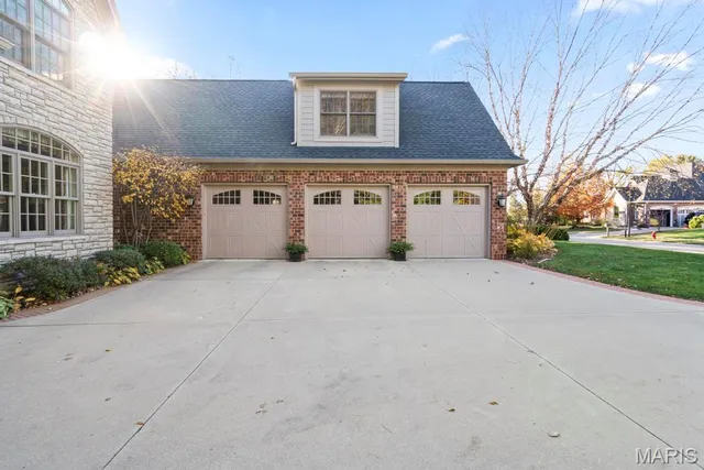 $1,050,000 | 7411 Creek Ridge Lane, Edwardsville, IL 62025