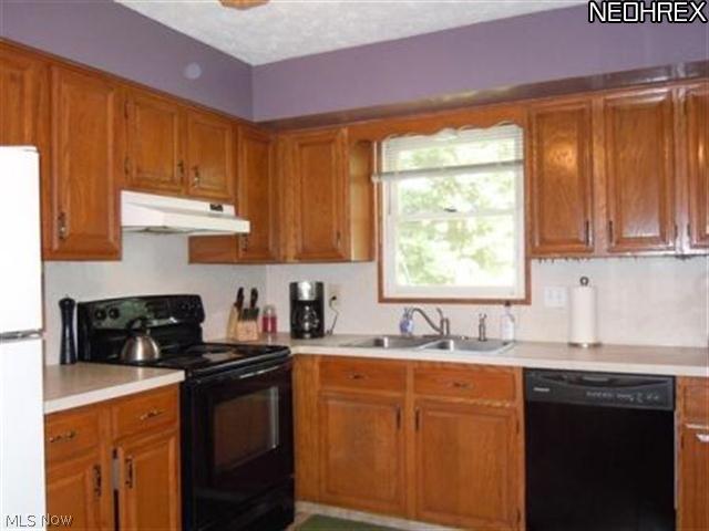 6709 Groton Street Northwest Canton, OH 44708 - Photo 5 of 14 Kitchen includes appliances.