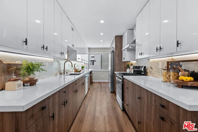 $1,349,000 | 13135 Mindanao Way, Unit 5, Marina del Rey, CA 90292