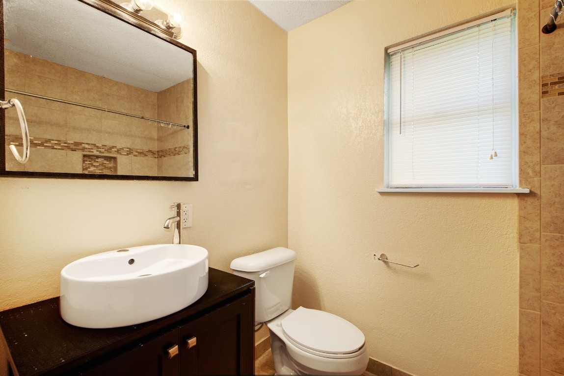 1202 Artesian Circle Austin, TX 78758 - Photo 11 of 27 Downstairs Bathroom