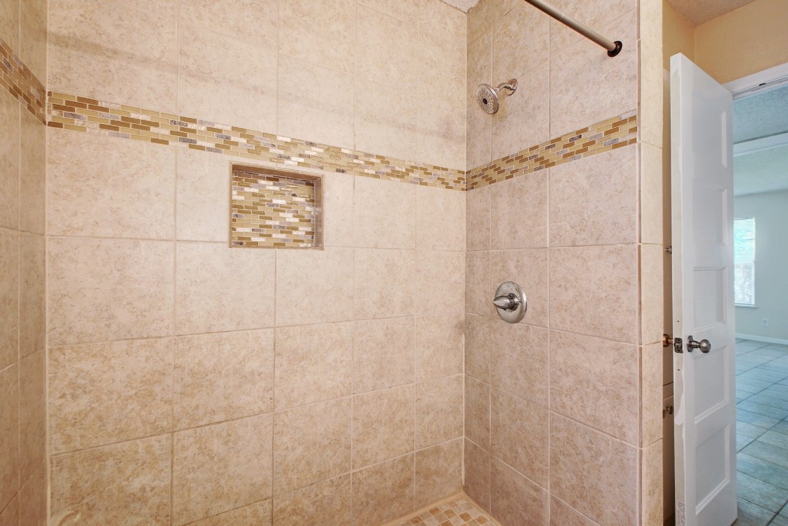 1202 Artesian Circle Austin, TX 78758 - Photo 12 of 27 Downstairs Bathroom