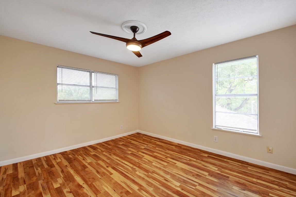1202 Artesian Circle Austin, TX 78758 - Photo 16 of 27 Upstairs Secondary Bedroomjavascript:ManageMediaJS.showDetails(22);