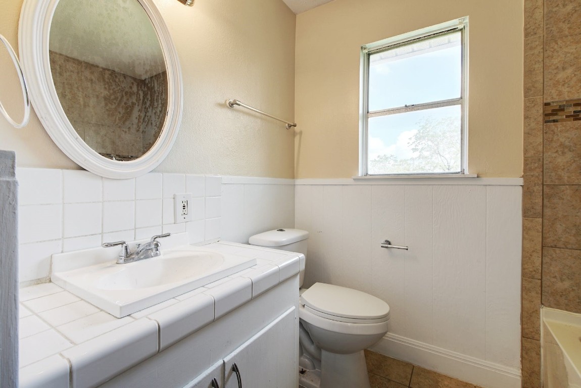 1202 Artesian Circle Austin, TX 78758 - Photo 23 of 27 Upstairs Bathroom