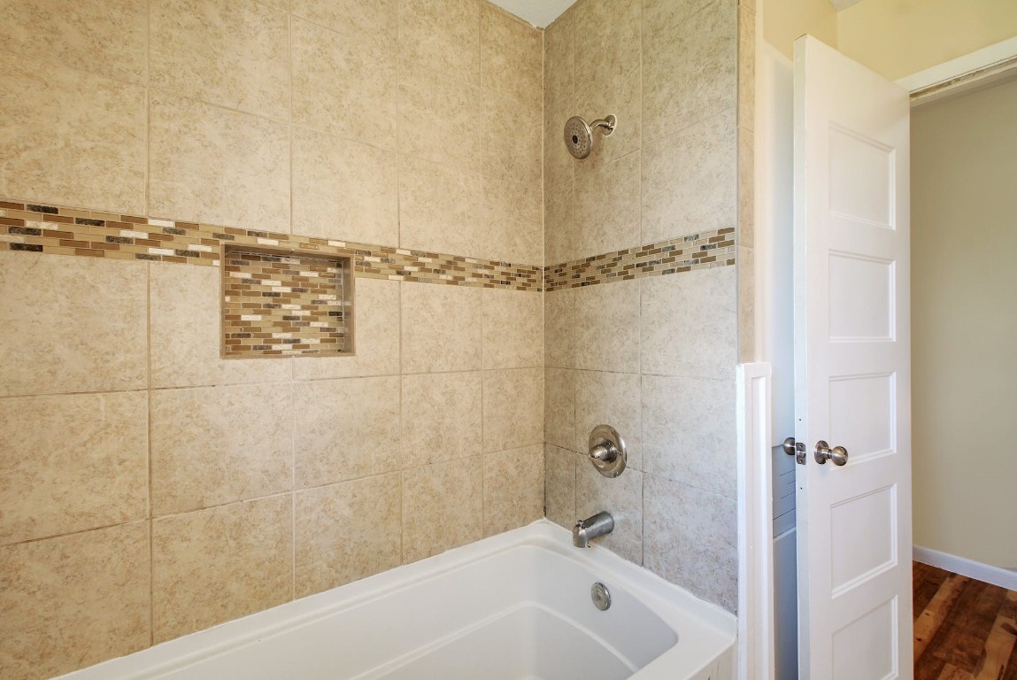 1202 Artesian Circle Austin, TX 78758 - Photo 24 of 27 Upstairs Bathroom