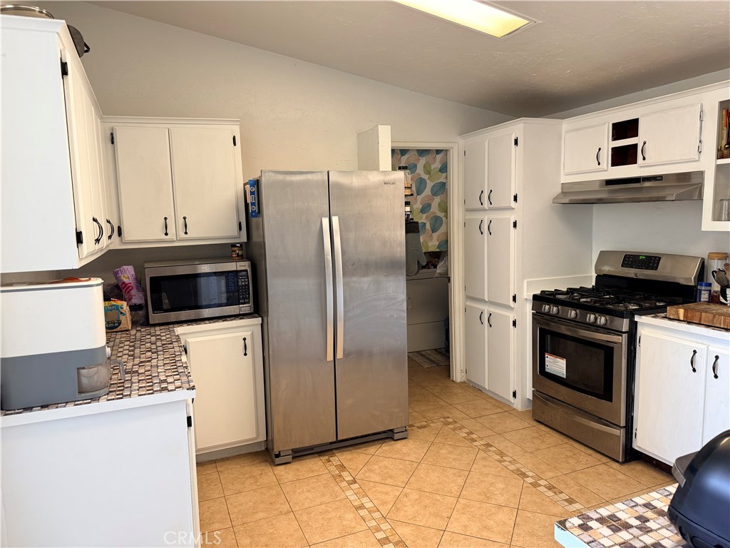397 Joshua Hills Road Pinon Hills, CA 92372 - Photo 10 of 29