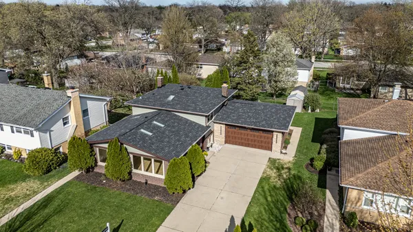 $697,000 | 909 South Waverly Avenue, Mount Prospect, IL 60056