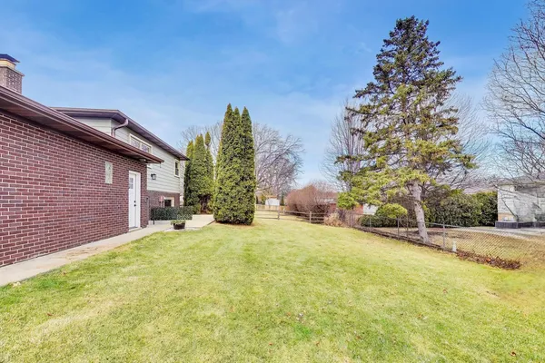 $697,000 | 909 South Waverly Avenue, Mount Prospect, IL 60056