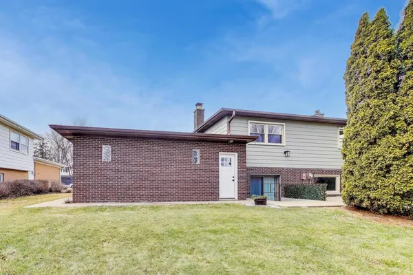 $699,900 | 909 South Waverly Avenue, Mount Prospect, IL 60056