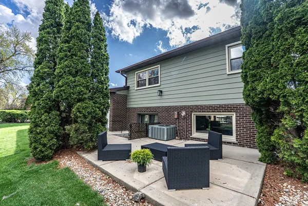 $697,000 | 909 South Waverly Avenue, Mount Prospect, IL 60056