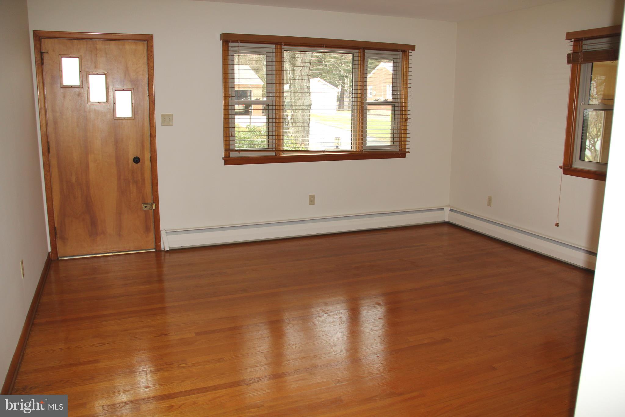 1656 Pleasant View Road Bethlehem, PA 18015 - Photo 2 of 25 Living Room