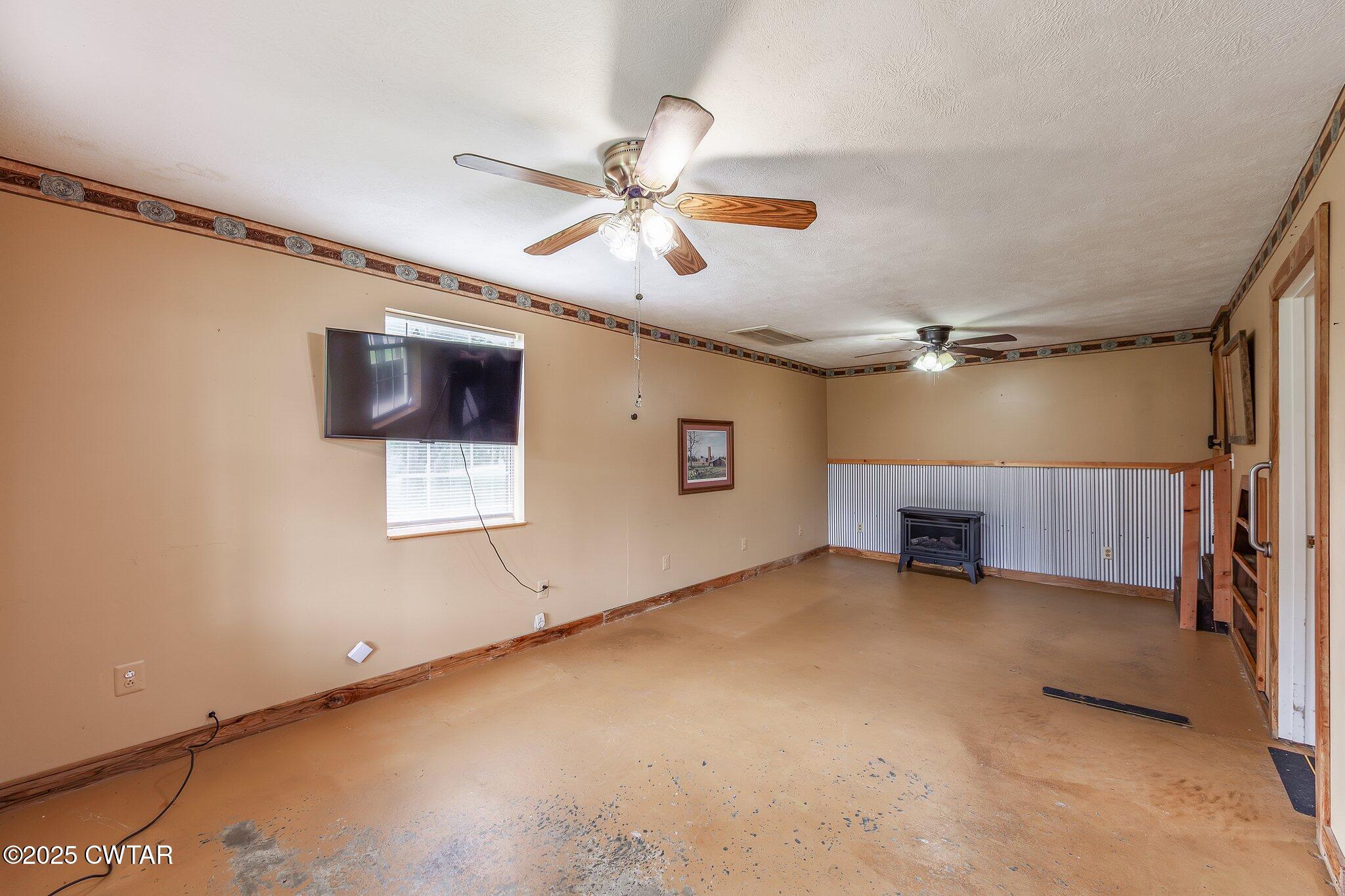 1276 Mifflin Road Jackson, TN 38301 - Photo 11 of 35 a view of an empty room with a window