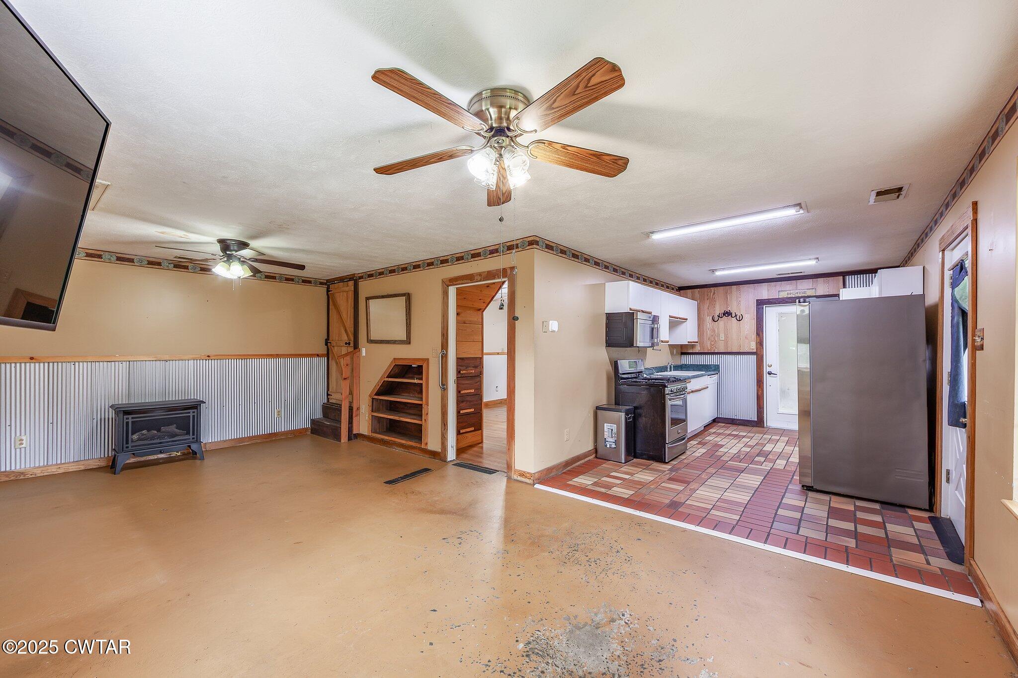 1276 Mifflin Road Jackson, TN 38301 - Photo 12 of 35 a view of a livingroom with furniture and a ceiling fan