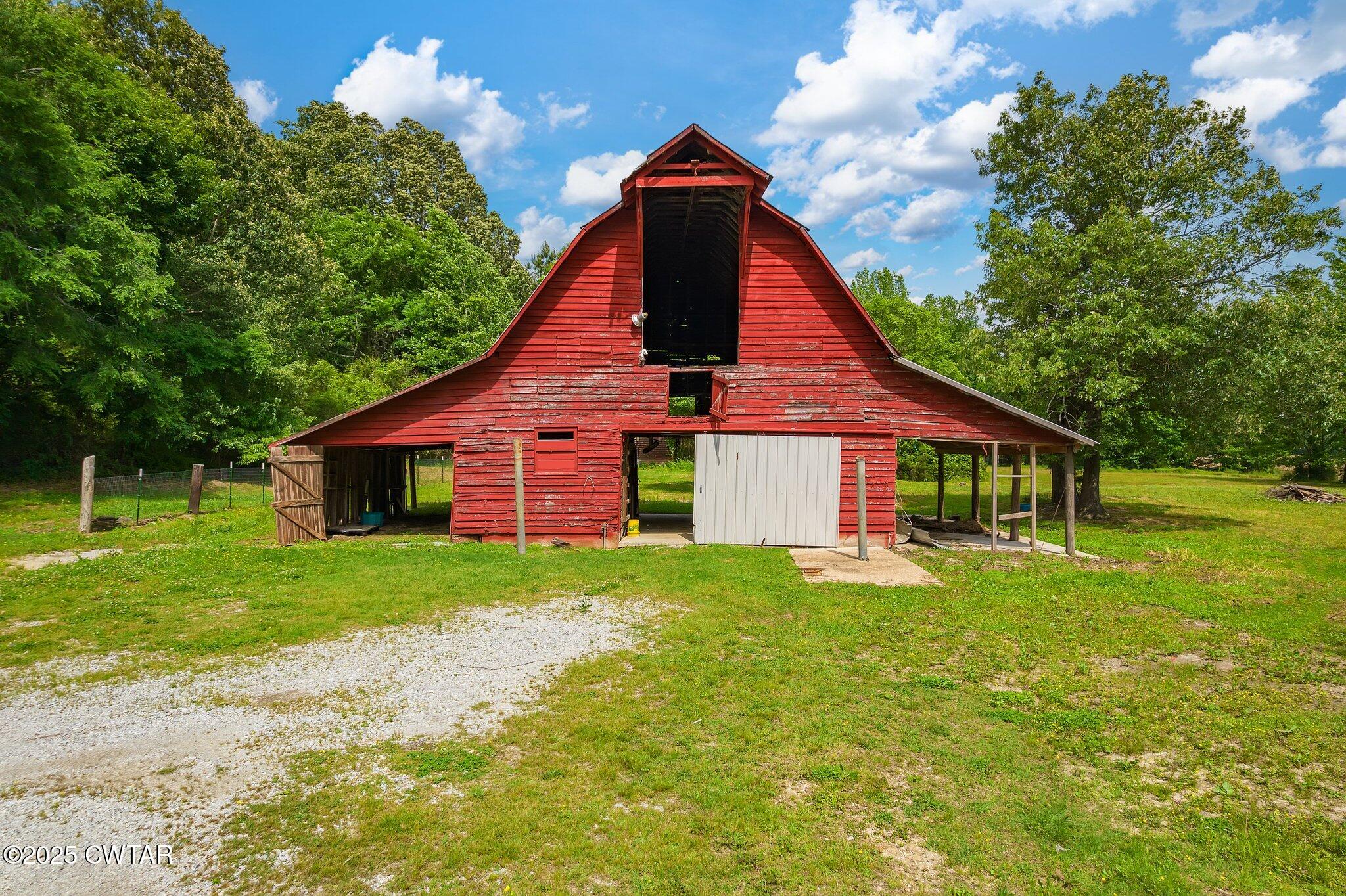 1276 Mifflin Road Jackson, TN 38301 - Photo 28 of 35 a front view of a house with garden