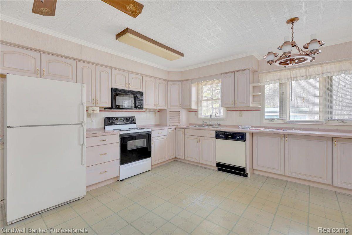 5128 Lonsberry Road Columbiaville, MI 48421 - Photo 15 of 47 Spacious Kitchen