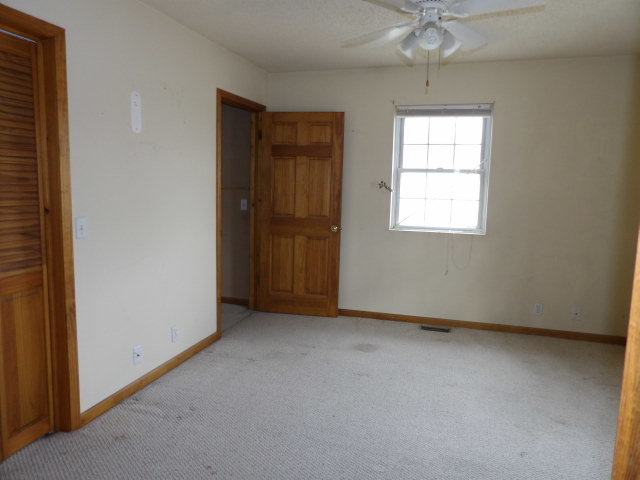 180 Morris Road Galatia, IL 62935 - Photo 20 of 28 an empty room with a window