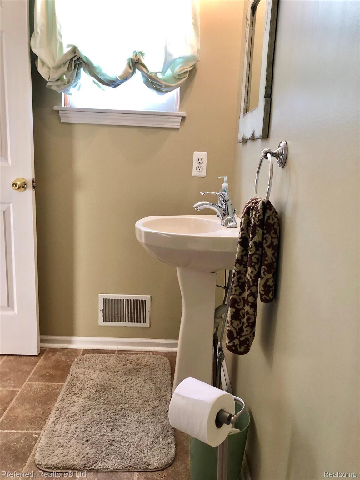 23080 Merriman Road New Boston, MI 48164 - Photo 10 of 52 27C72E99-349F-4026-87BB-77749D4812B3.jpeg