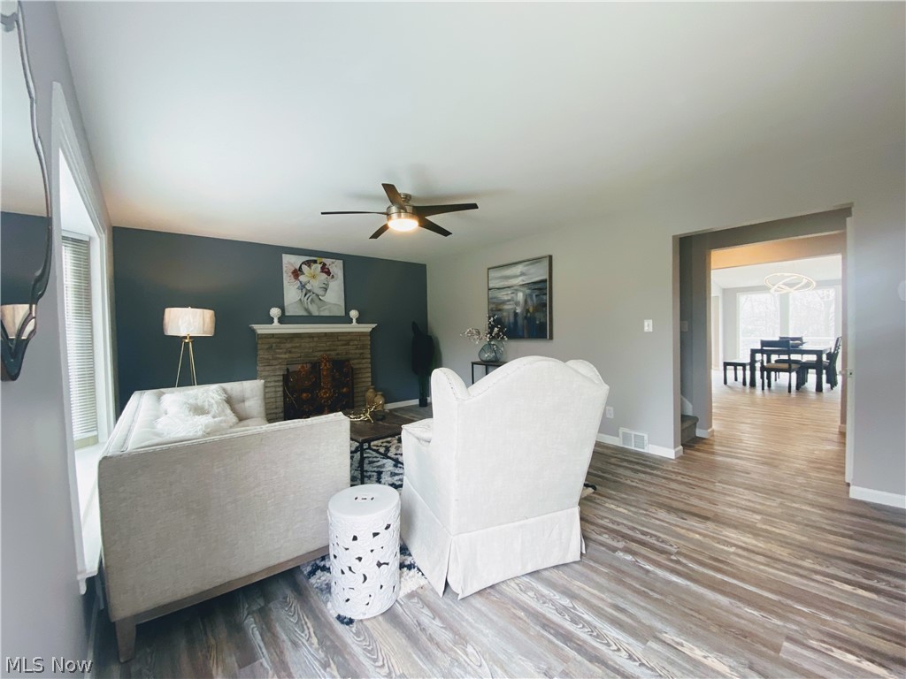 5110 West Pleasant Valley Road Cleveland, OH 44129 - Photo 3 of 27 Living room