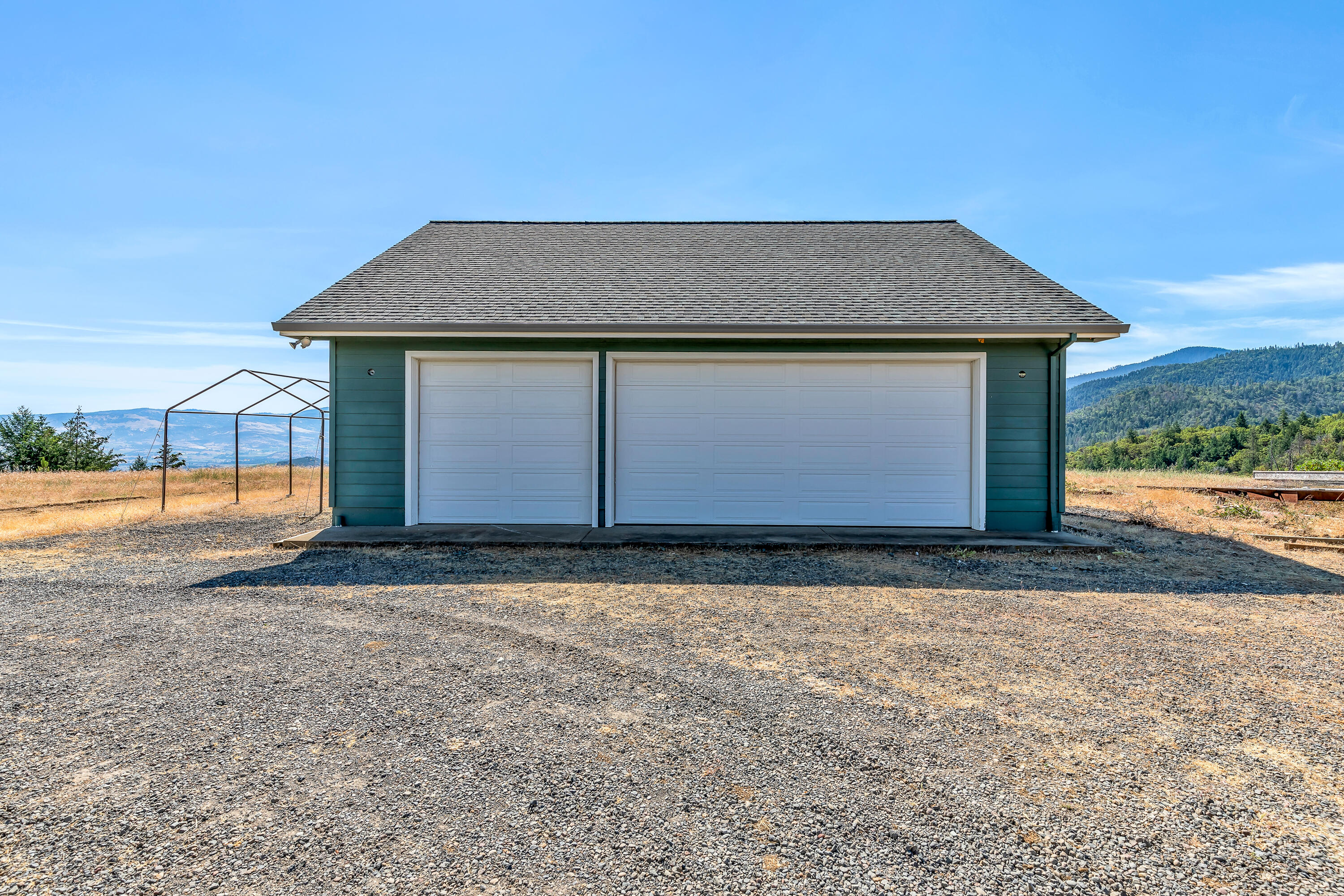 4655 Andrews Road Medford, OR 97501 - Photo 4 of 28 Garage/Shop