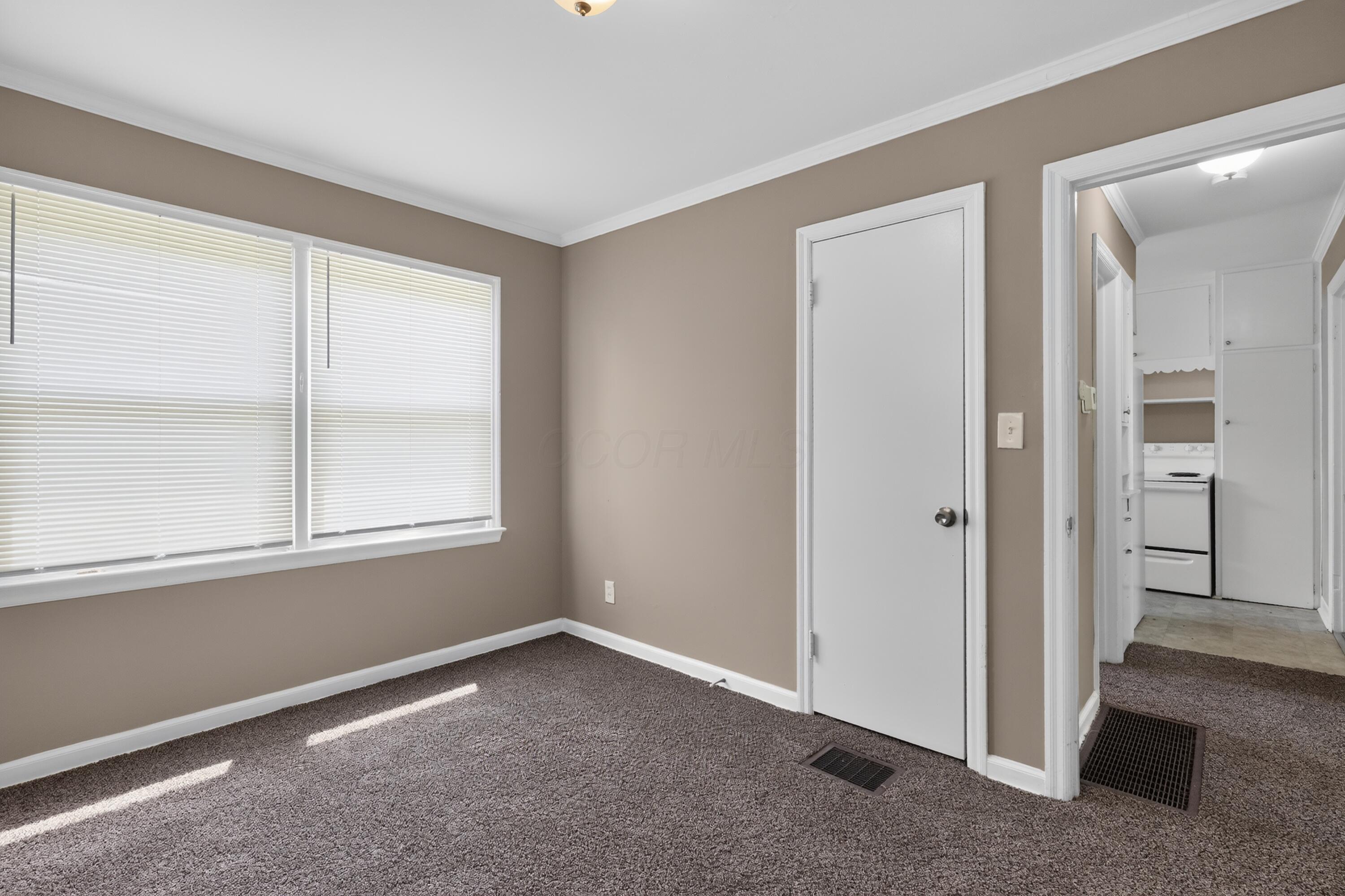 636 South Ashburton Road Columbus, OH 43213 - Photo 20 of 32 22_636_S_Ashburton_Rd-Bedroom-n-26