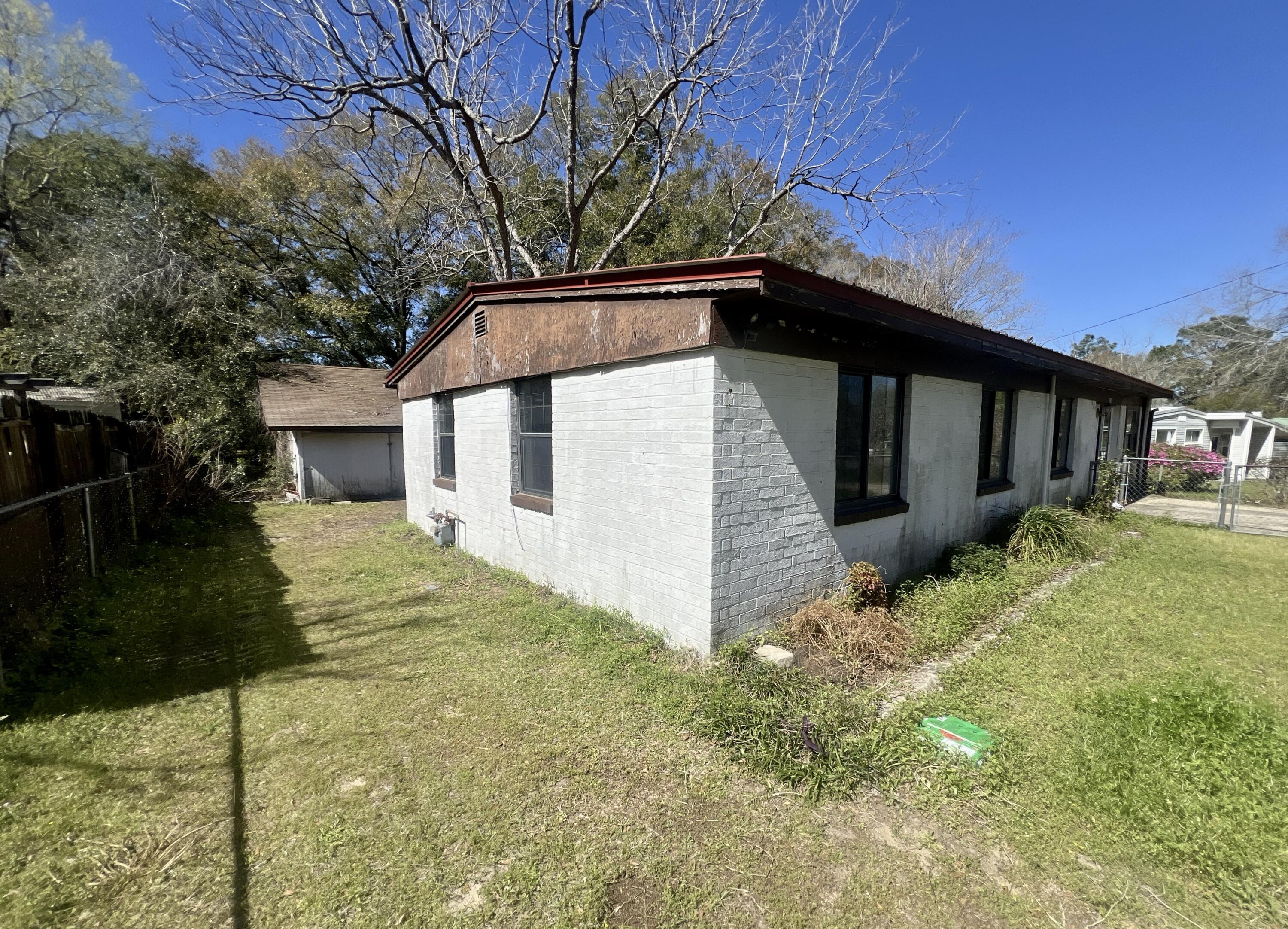 215 Seminole Trail Crestview, FL 32536 - Photo 12 of 20 a backyard of a house with lots of green space