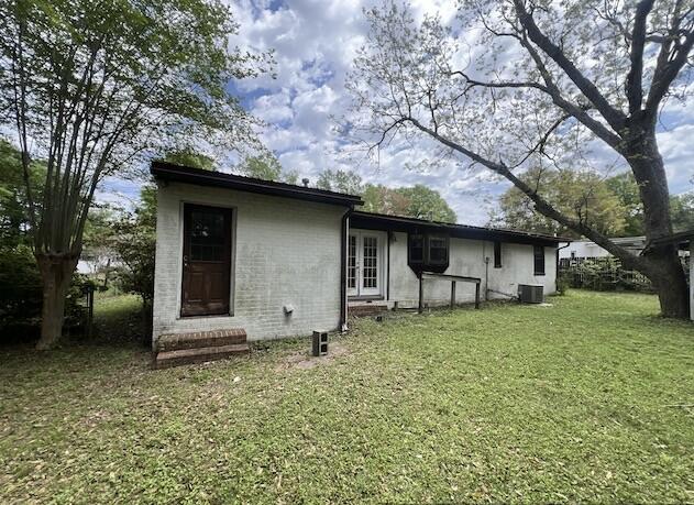 215 Seminole Trail Crestview, FL 32536 - Photo 14 of 20 a backyard of a house with lots of green space