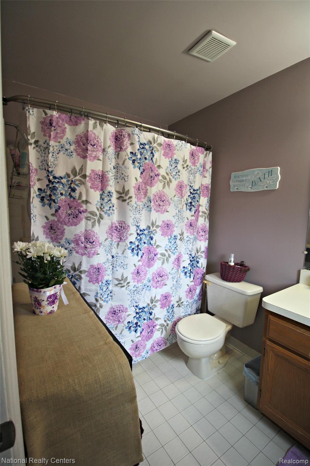 2180 Rochelle Park Drive Rochester, MI 48309 - Photo 24 of 35 IMG_6053.jpg