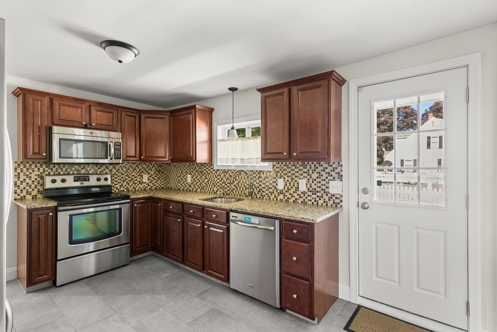 33 White Street Raynham, MA 02767 - Photo 3 of 23