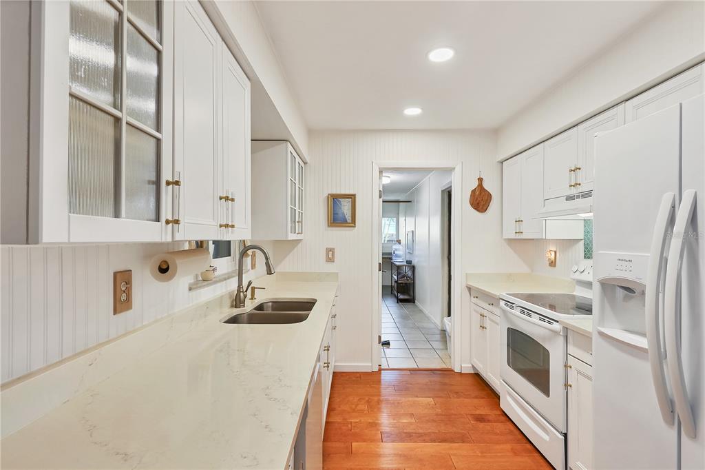 2503 Bispham Road Sarasota, FL 34231 - Photo 9 of 24 Gallery Image 9