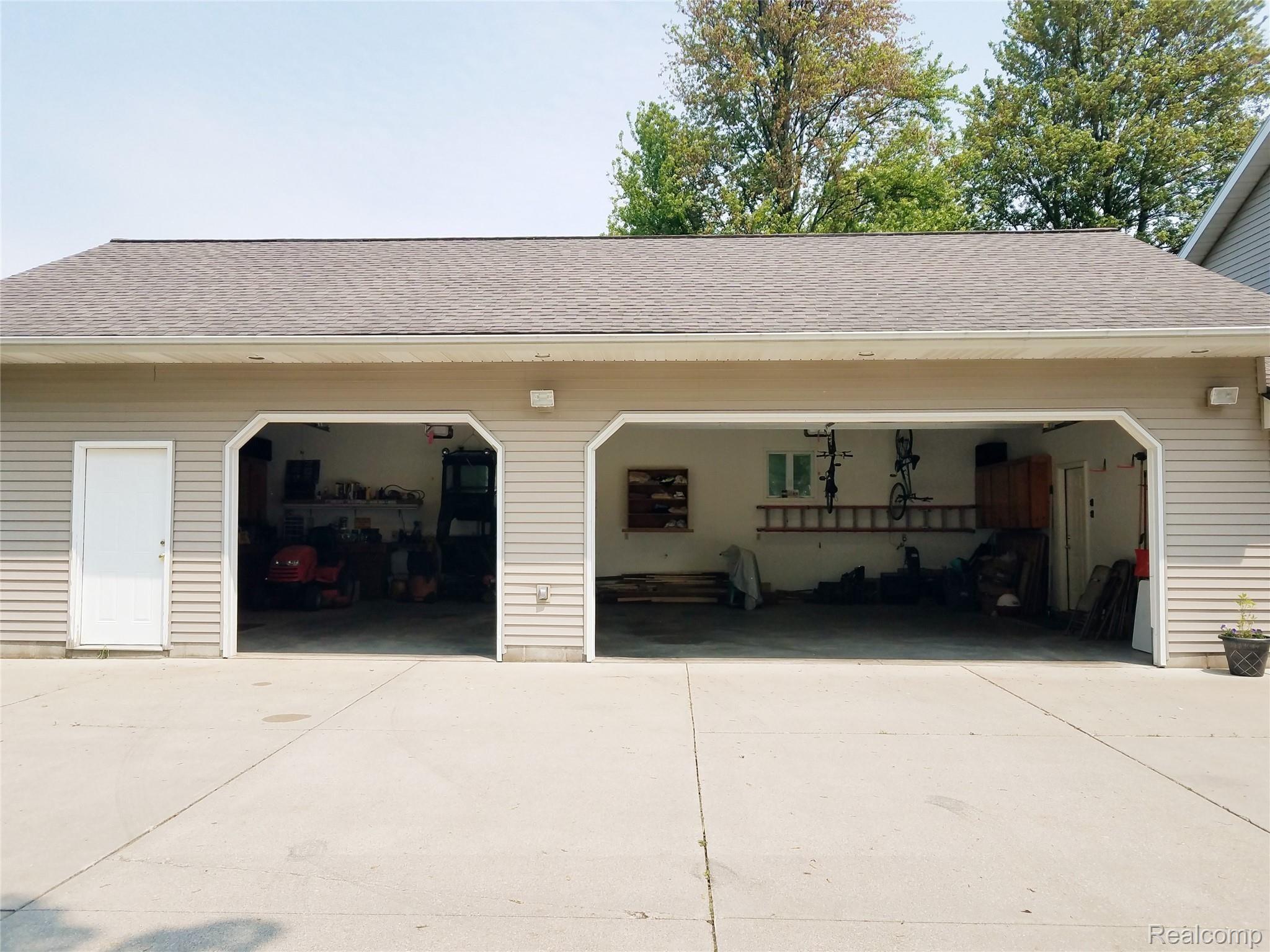 3211 North Belsay Road Flint, MI 48506 - Photo 7 of 62 No more scraping ice & snow off of your vehicles.jpg