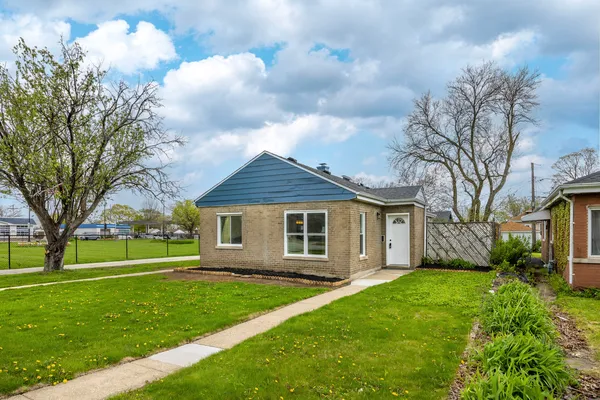 a view of house with a big yard