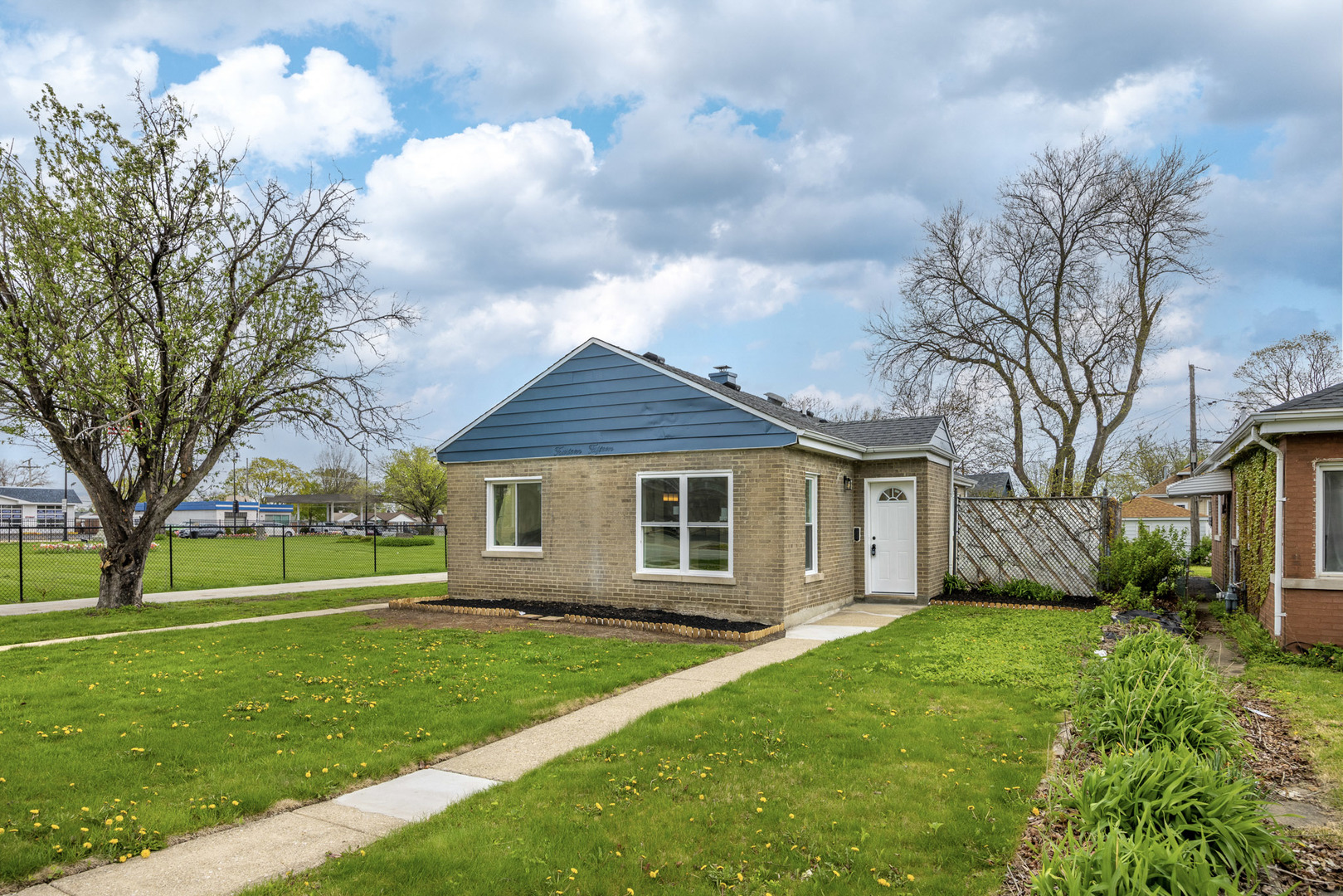 a view of house with a big yard