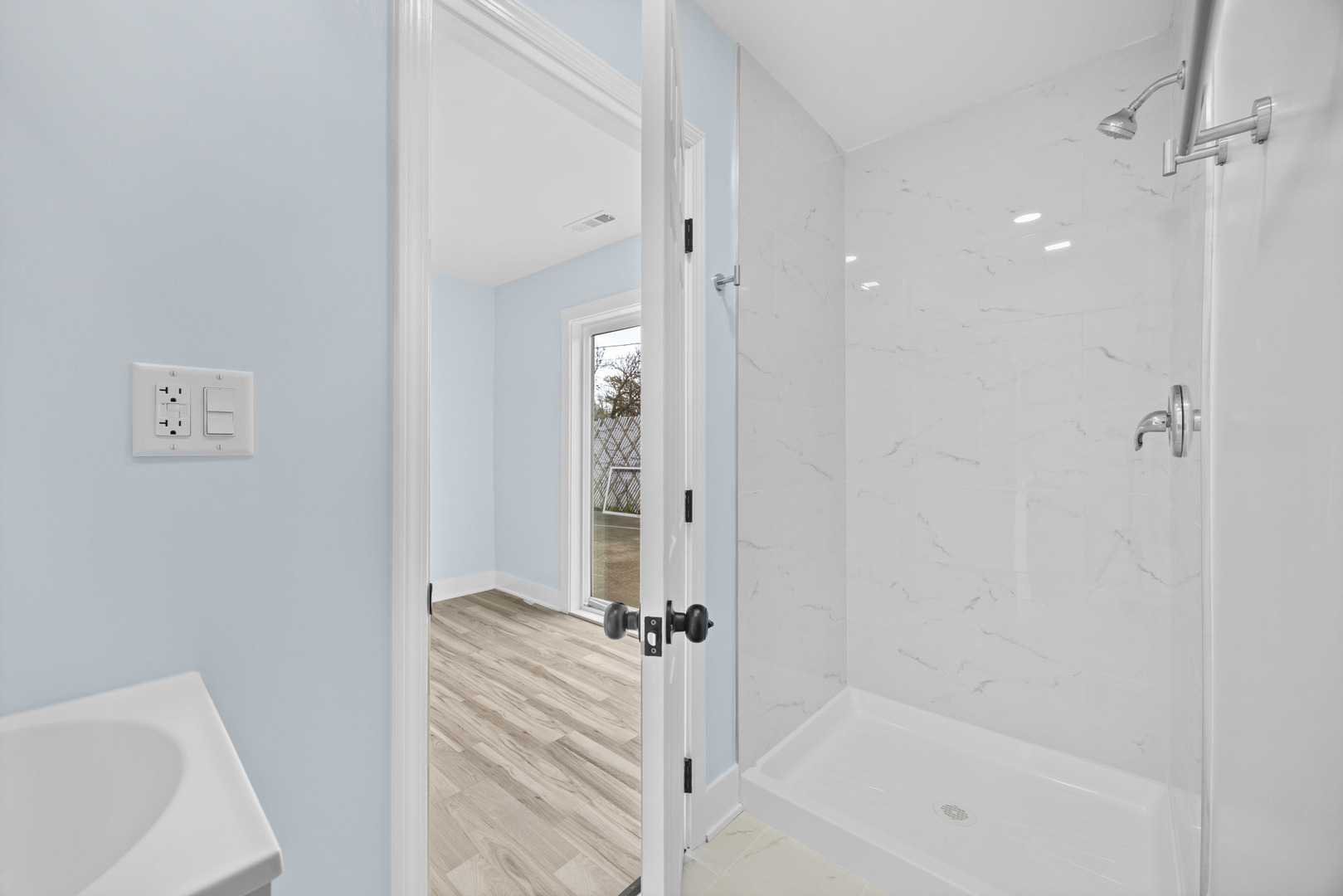 1415 North Taft Avenue Berkeley, IL 60163 - Photo 20 of 24 a bathroom with a bathtub