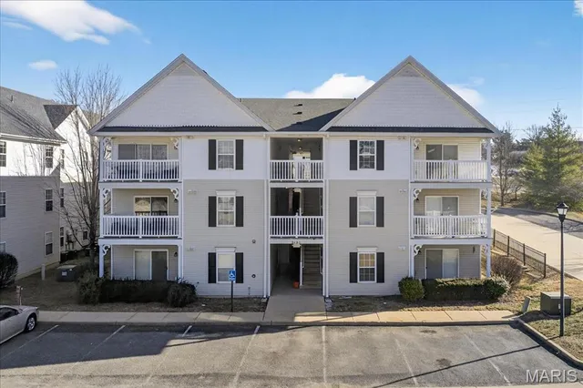 $172,500 | 2490 Lampong Drive, Unit 300C, St. Louis, MO 63125