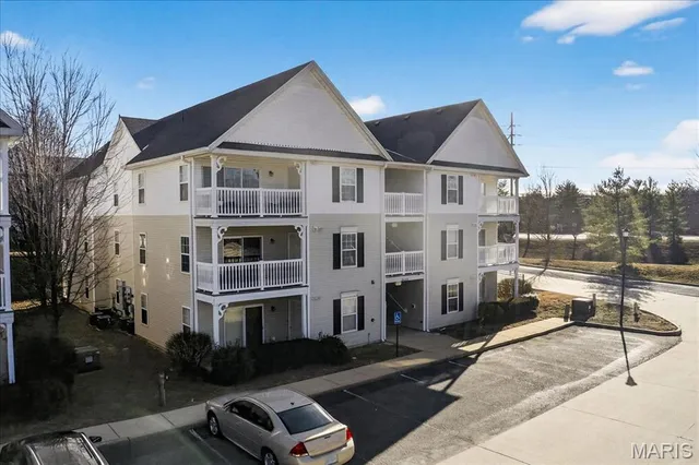 $172,500 | 2490 Lampong Drive, Unit 300C, St. Louis, MO 63125