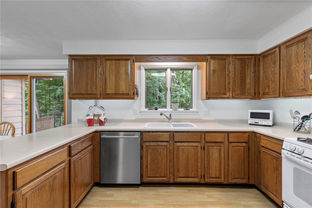 693 Ashdon Circle Webster, NY 14580 - Photo 11 of 50 Large kitchen
