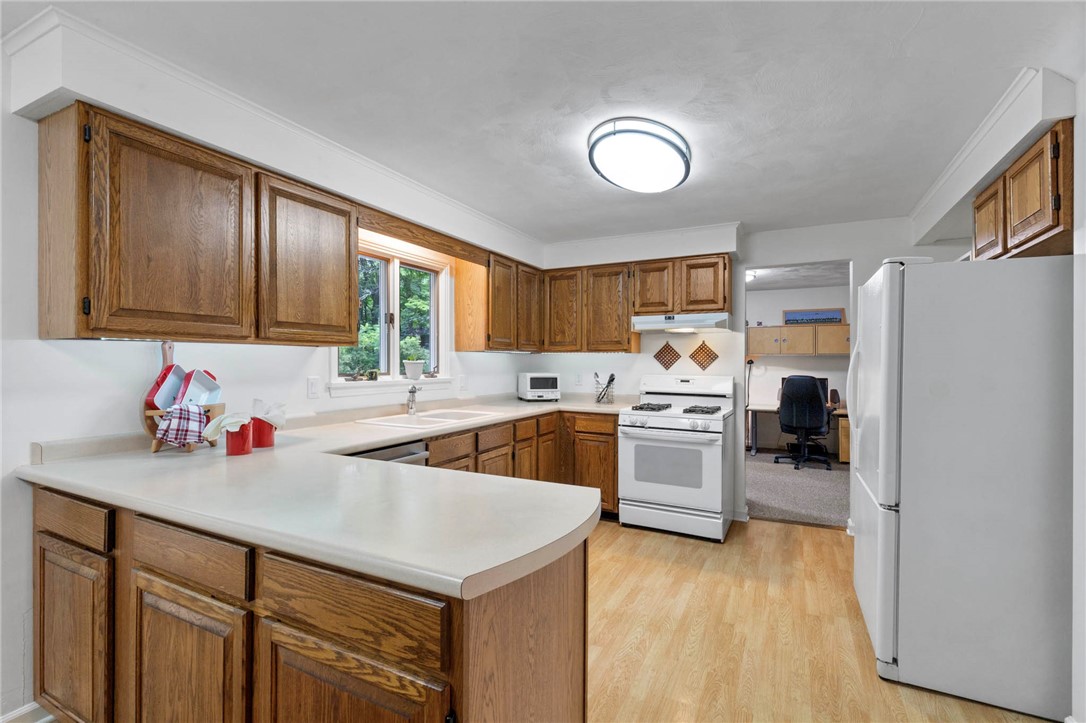 693 Ashdon Circle Webster, NY 14580 - Photo 12 of 50 Appliances included