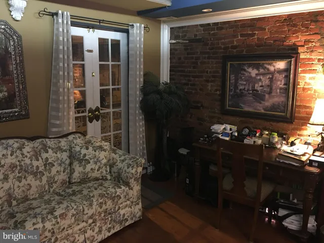 $2,000 | 433 West Girard Avenue, Unit 2, Philadelphia, PA 19123