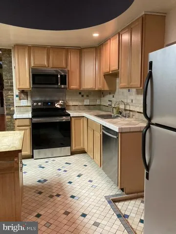 $2,000 | 433 West Girard Avenue, Unit 2, Philadelphia, PA 19123