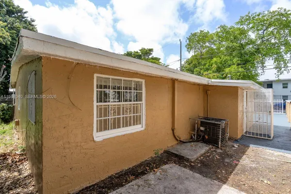 a view of back yard of the house