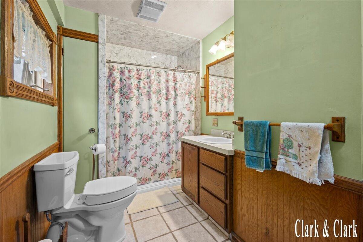 8727 North Amble Road Howard City, MI 49329 - Photo 11 of 37 62-Interior 08a