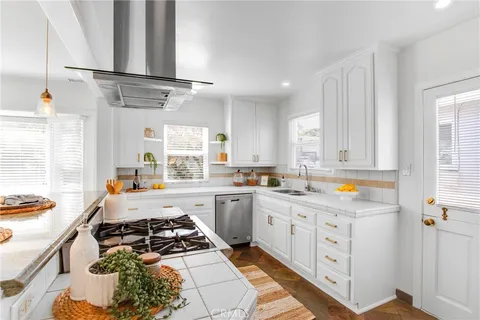 $2,690,000 | 424 South Meadows Avenue, Manhattan Beach, CA 90266