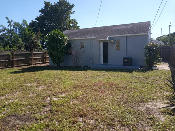 $1,950 | 522 West 3rd Street, Riviera Beach, FL 33404