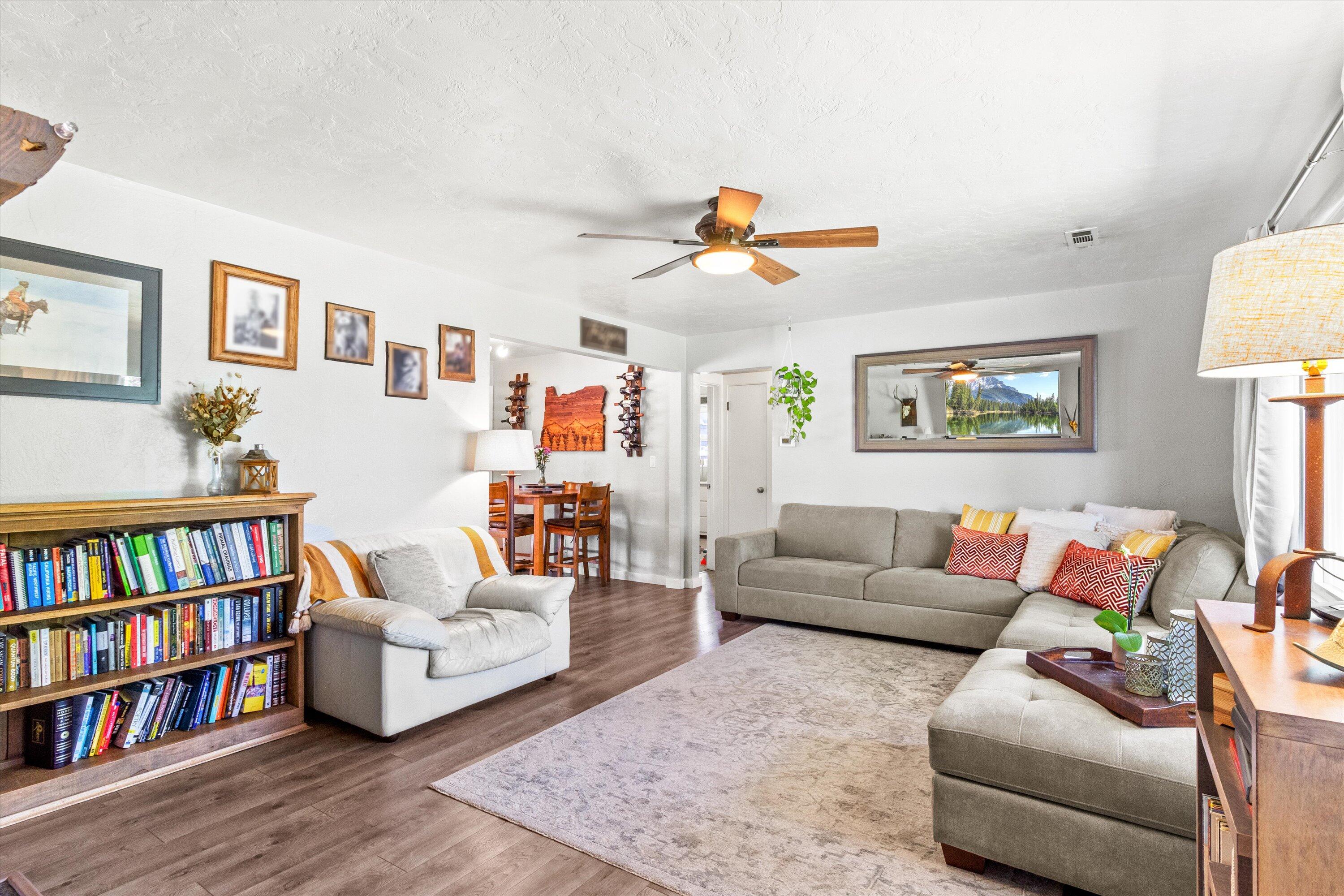 930 Oak Street Central Point, OR 97502 - Photo 4 of 32 Gallery Image 4