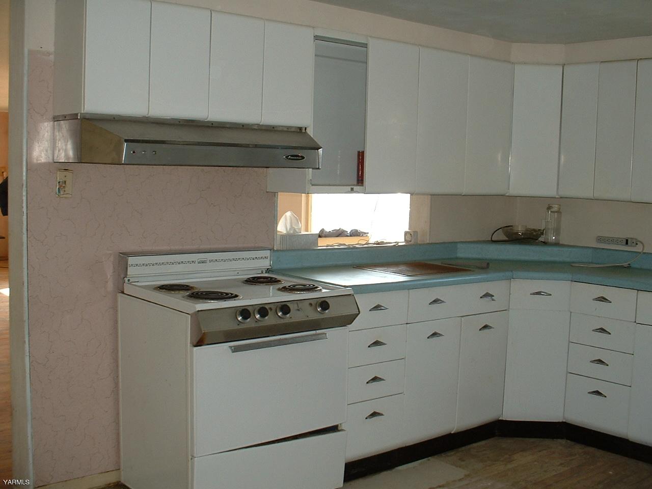 810 North Granger Road Granger, WA 98932 - Photo 3 of 6 a kitchen with granite countertop white cabinets and a stove