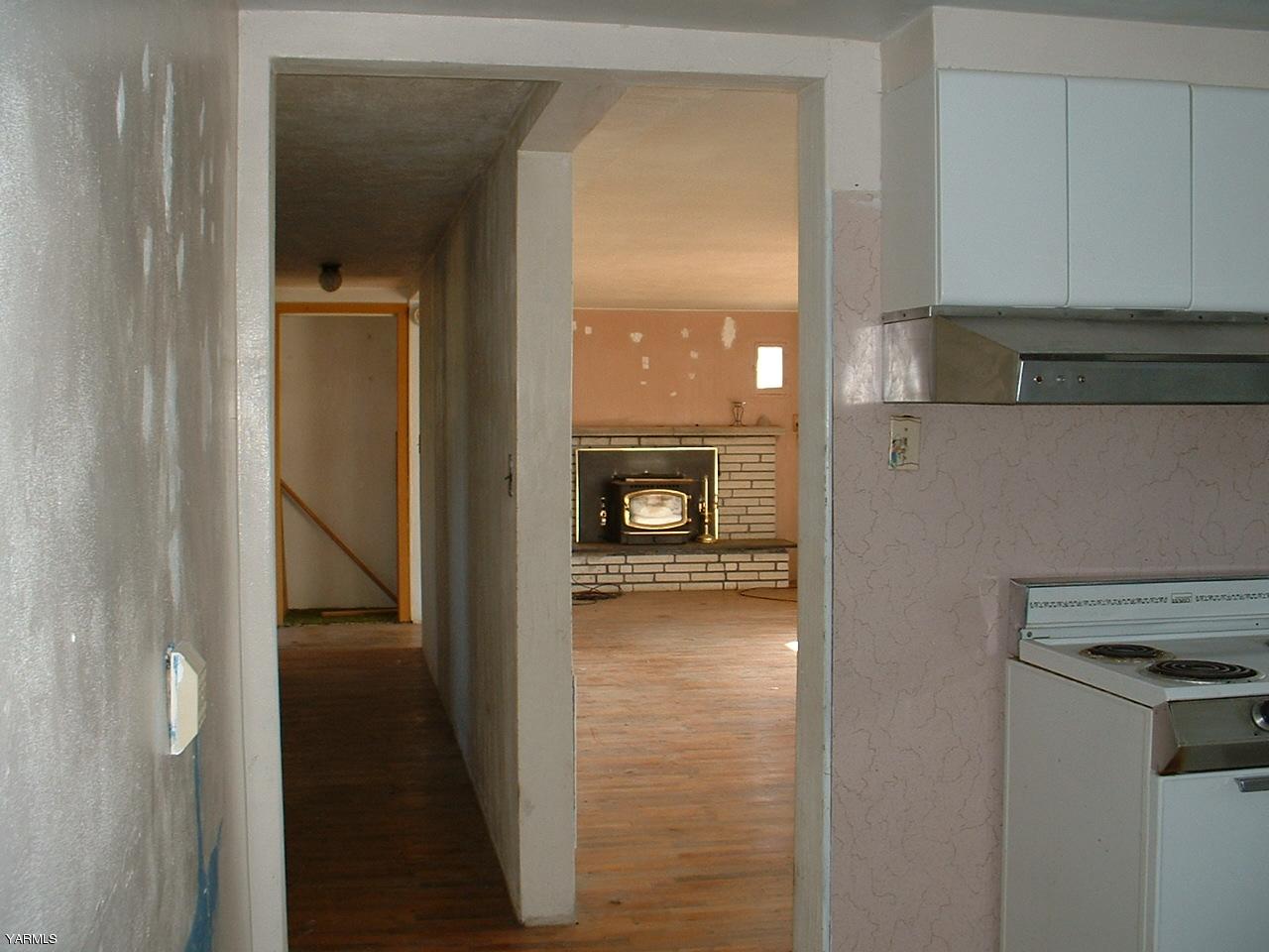 810 North Granger Road Granger, WA 98932 - Photo 4 of 6 a view of a kitchen from a hallway