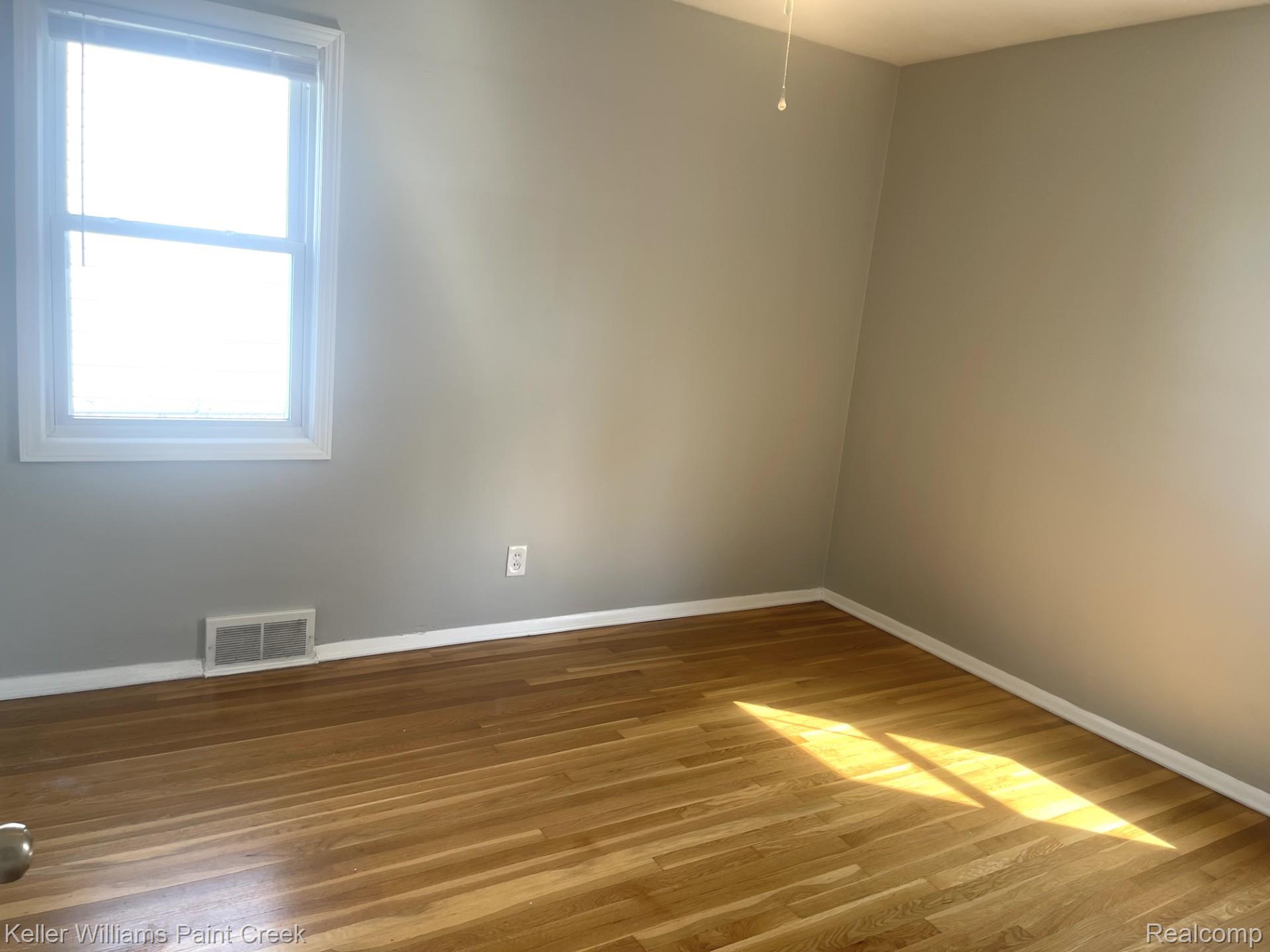 2936 Greenfield Road Berkley, MI 48072 - Photo 4 of 12 d2cc1bc7-ec80-48ec-8236-d6487b8e16e5.jpg