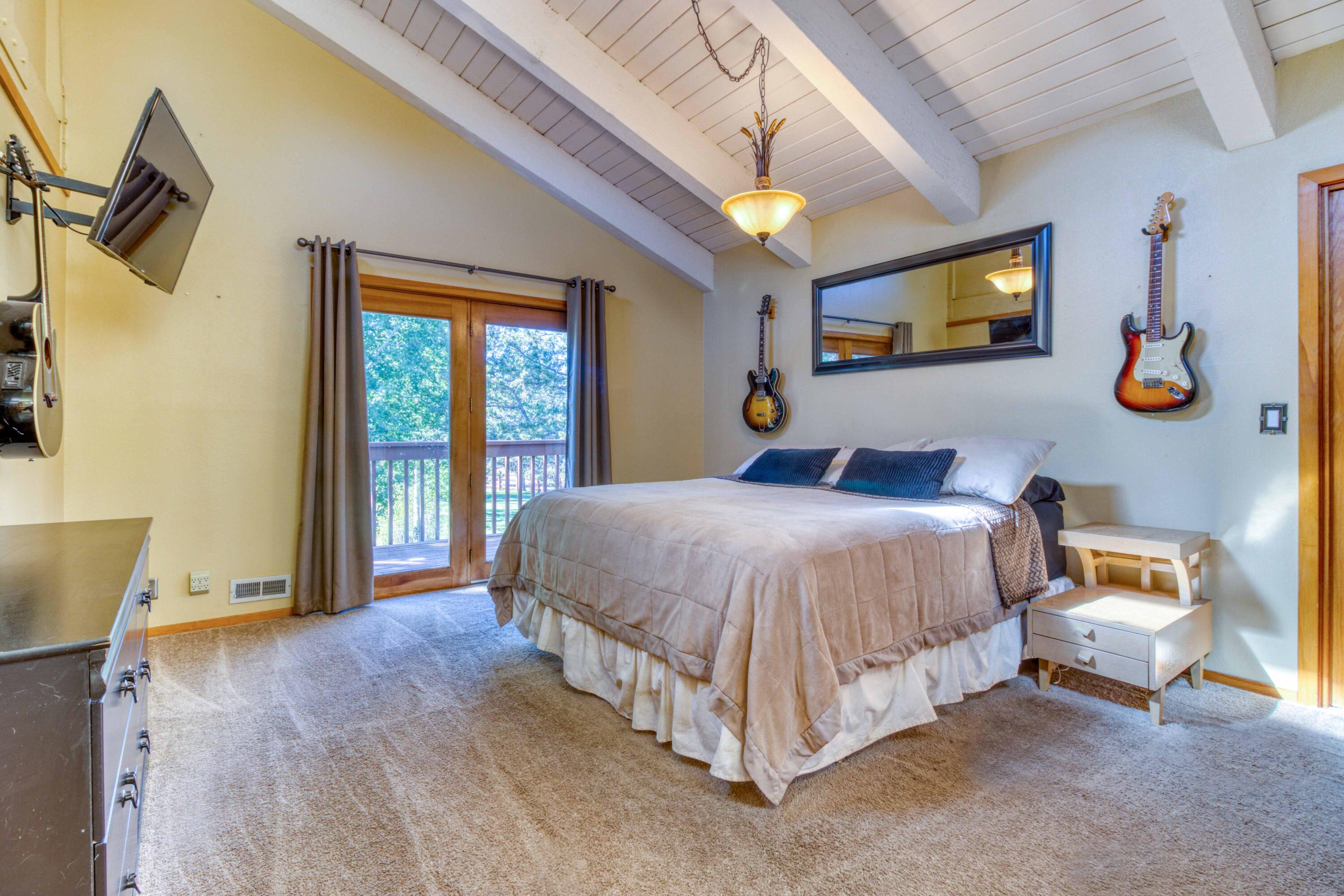 63330 Old Deschutes Road Bend, OR 97701 - Photo 30 of 34 Master w/ vaulted beamed ceilings