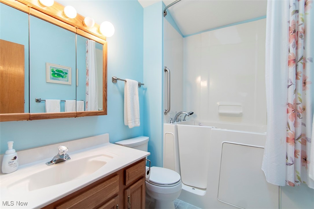 806 Ryan Road, Unit 2 Medina, OH 44256 - Photo 14 of 19 Full bath with vanity and shower / bathtub combination with curtain